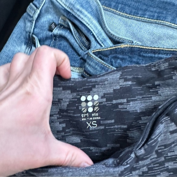 Title nine women’s pixel graphic pocket compression leggings size XS black grey - Picture 2 of 3